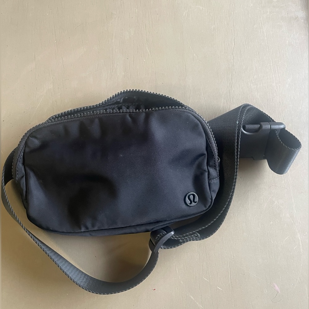 Black Lululemon Everywhere Belt Bag